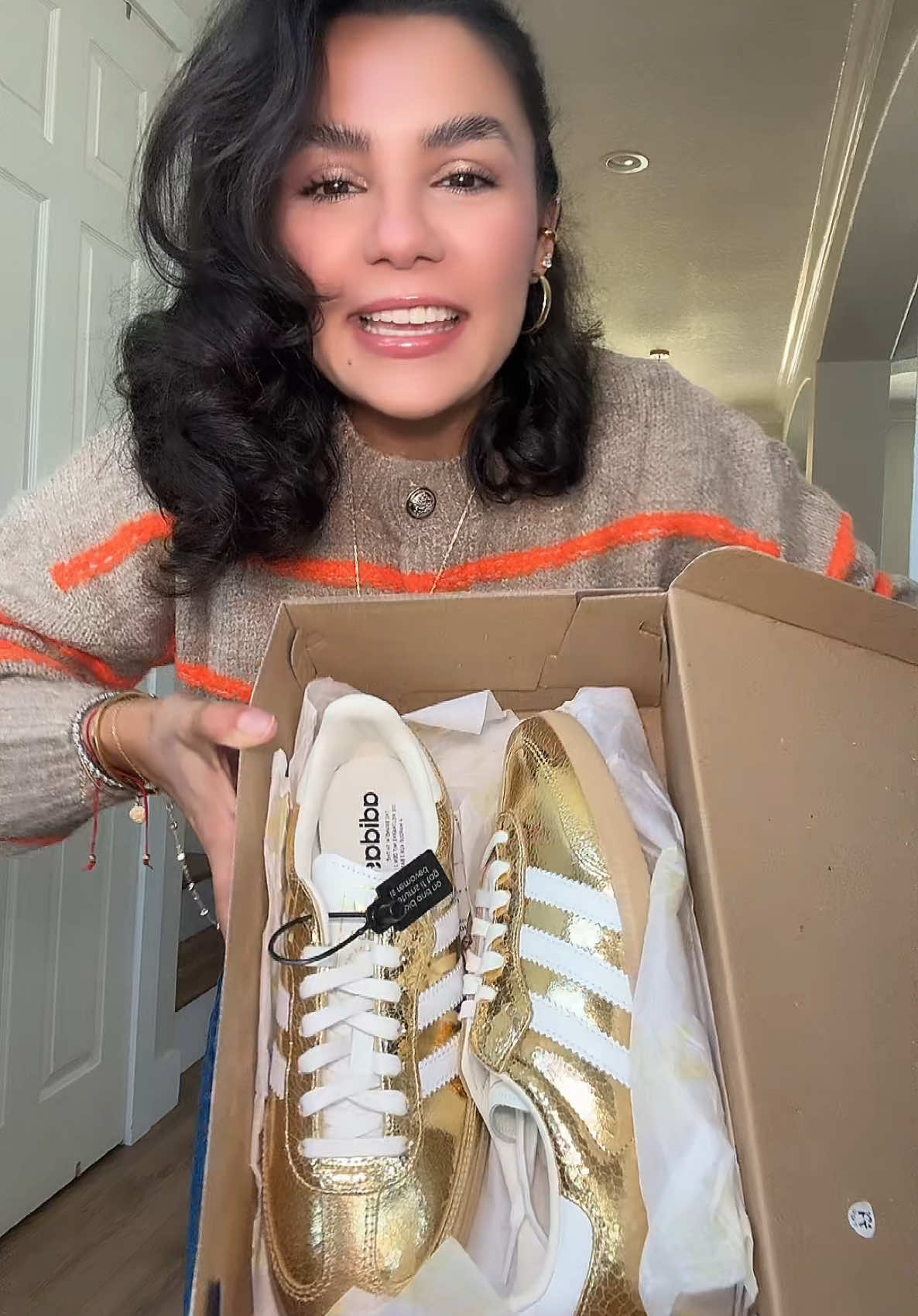 Golden girl 💫 #goldengirl #gold #sambas #adidas #golden 