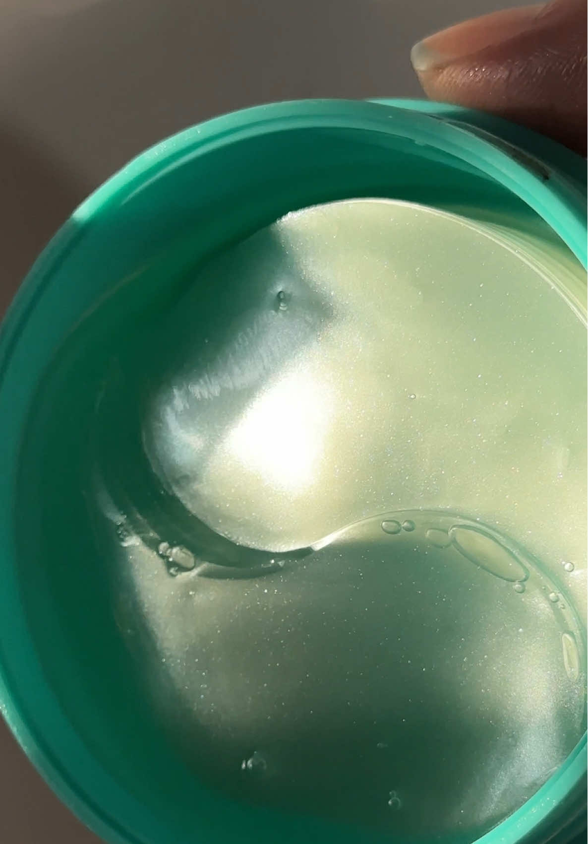 Mizon eye patches make my under‑eyes feel refreshed and hydrated 😍 Perfect for busy mornings or self‑care evenings! Don’t forget to follow  #Mizon #patches 