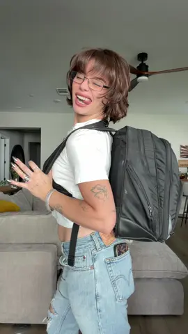 Field trip ready!! #backpack #travelbag #whitetshirt #classicoutfit #airportoutfit 