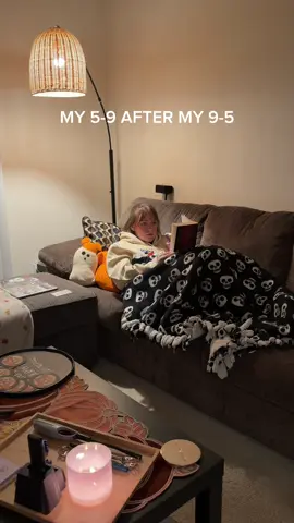 some nights are productive & some nights just look like this 🫶🏻 #books #BookTok #reading #throneofglass #sarahjmaas 