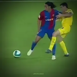 Ronaldinho Magic Skills #ronaldinho #futebolbrasileiro #skills 