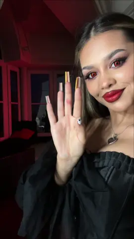 как вам образ? 🧛🏻‍♀️