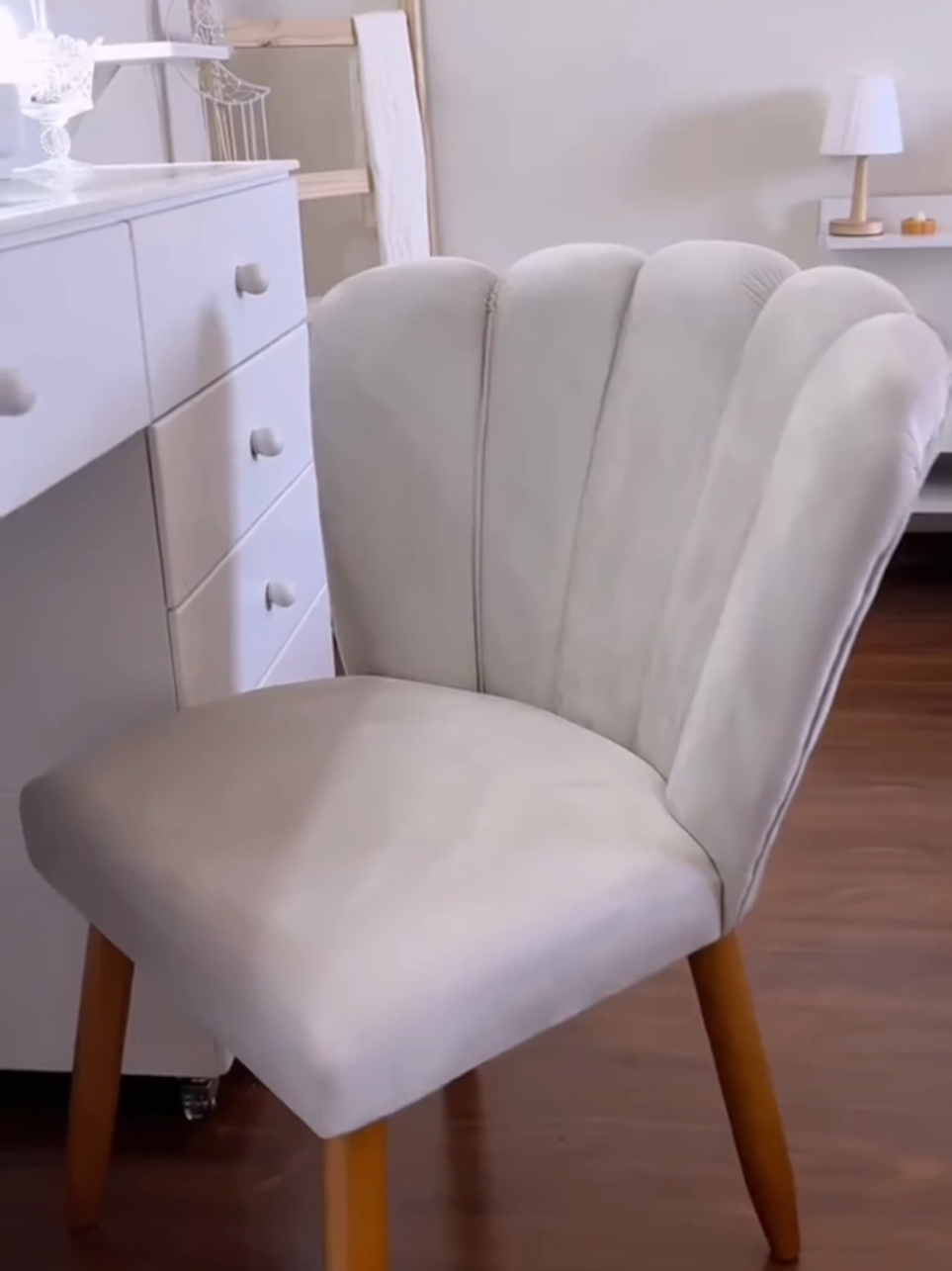 Cadeira PÉTALA, pés palito. ✅ Copie e cole o código  abaixo no APP da Shopee: BGY-HTS-GVH ✅️ Link do produto na Bio, clicar no link e depois selecionar 