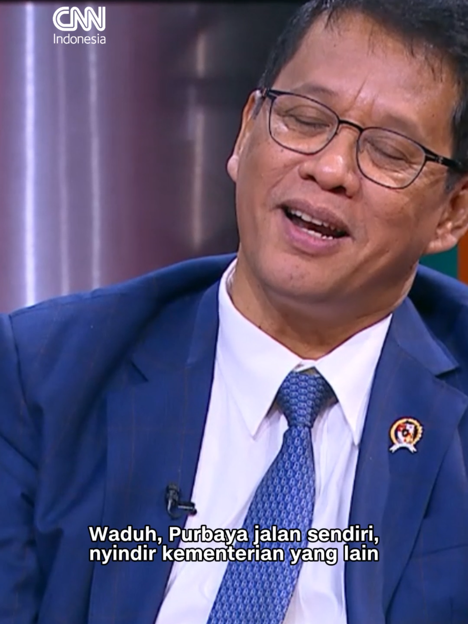 Menkeu Purbaya menegaskan bahwa ia tak pernah menyindir menteri lain atau mengganggu program dari kementerian lain. Purbaya hanya ingin memastikan anggaran yang telah didesain bisa diserap dengan maksimal. Sebab, jika ada ratusan triliun anggaran tidak terpakai, bunga yang harus dibayarkan sangat tinggi, bahkan mencapai puluhan triliun. Saksikan selengkapnya di Economic Special Hari Keuangan with Desi Anwar hanya di YouTube CNN Indonesia. #cnnindonesia #cnnindonesiacom #economic #purbaya #menkeu