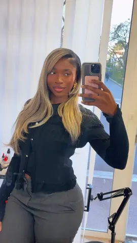 Je suis malade vous m’excuserez pour la voix ptdrr (je Gatekeep ma coiffeuse par contre.) #pasmelée