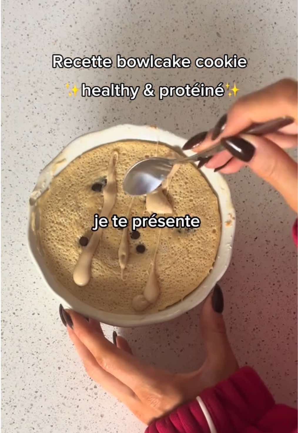 Recette 3 sur 7 🤍  Bowlcake cookie healthy & protéiné ✨  - 1 yaourt / 125 gr de fromage blanc - 1 œuf  - 1 cas de beurre de cacahuètes (-10% EMMAFOOD) @Prozis_official  - 2 cas de farine  - 1 scoop de whey @Nutrimuscle France  - pépites de chocolat (prozis)  2 min30 au micro ondes  + topping chocolat blanc prozis  #foryou #recette #recettehealthy #fy #GymTok 