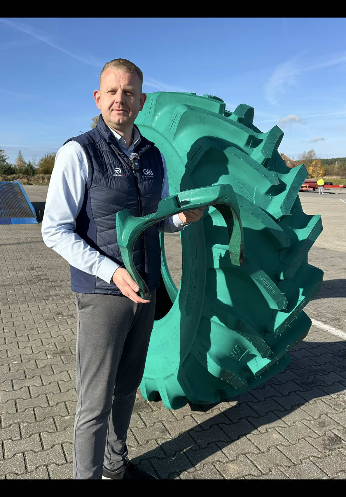 Pamiętacie zieloną oponę GRI, która wywołała ogromne zainteresowanie?  Dziś poszliśmy na całość — przecięliśmy oponę, żeby pokazać Wam, jak wygląda od środka.  Paweł Włodarczak z firmy Route A4 (dystrybutor GRI w Polsce) tłumaczy wszystko krok po kroku.  #GRI #Opony #RouteA4