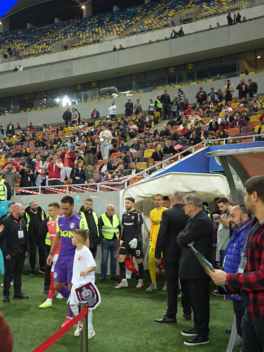 Moment comemorativ pentru victimele tragediei de la Colectiv, înainte de startul partidei Dinamo - CFR Cluj. Jucătorii au intrat pe teren pe melodia trupei „Goodbye to Gravity