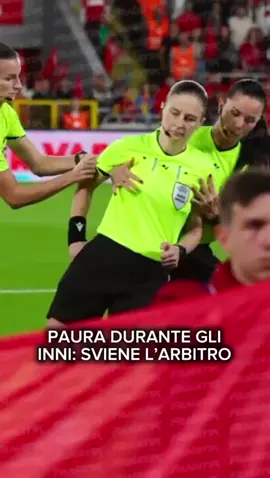 🥹 A volte l’emozione può davvero giocare brutti scherzi. È successo a una direttrice di gara impegnata in una sfida di #NationsLeague femminile tra #Kosovo e #Turchia: durante gli inni nazionali ha accusato un malore ed è svenuta, davanti a giocatrici e pubblico. Fortunatamente si è subito ripresa, lasciando il campo con le proprie gambe. Poco dopo, con grande professionalità, è tornata in panchina e ha proseguito la gara come quarto ufficiale. 💬 E voi? Vi è mai capitato di vivere emozioni così forti prima di una partita? Raccontatemelo nei commenti. #CalVARese 