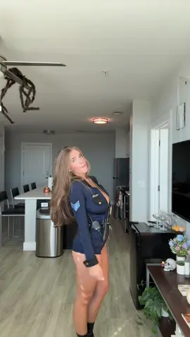 Hallo day 2 yay 🚔🚔👮🏻‍♀️👮🏻‍♀️