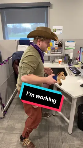 I’m working! #imworking #itdoesntlooklikeyoureworking  #workhumor #comedy #fyp 