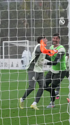 😅 This is why admin doesn't stand behind the goal when #FedeValverde is shooting. #goals #boom 