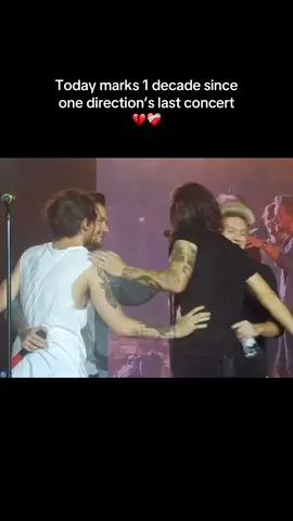 10 years howww. I remember watching the livestream #onedirection #1dconcert #onedirectionconcert 