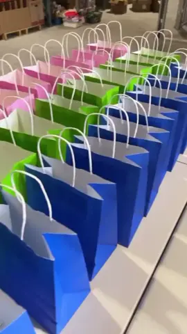 Sacola de papel colorida.   👉link na Bio 🔗