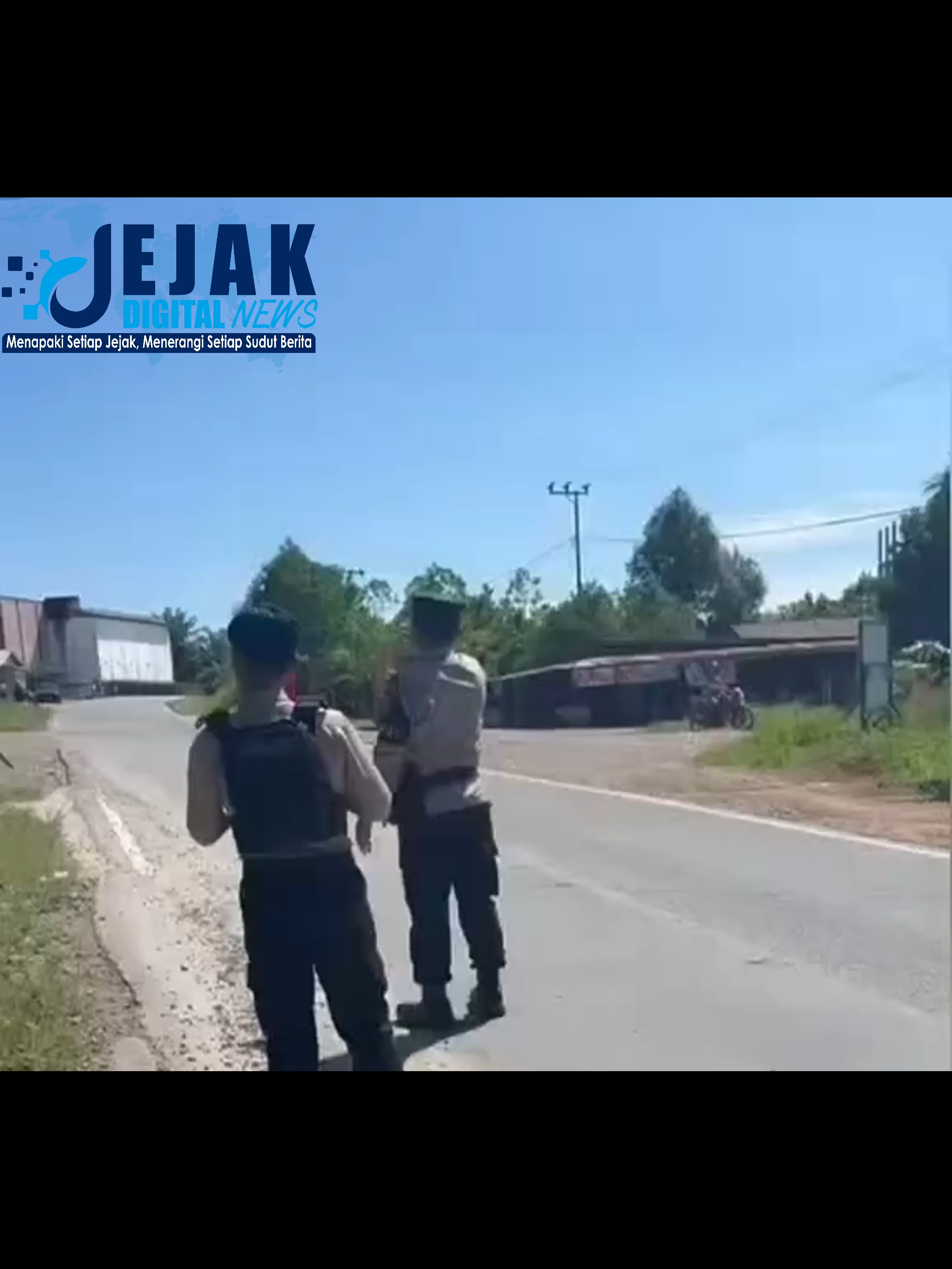 𝐏𝐞𝐧𝐚𝐧𝐠𝐤𝐚𝐩𝐚𝐧 𝐁𝐞𝐠𝐚𝐥 𝐝𝐢 𝐒𝐢𝐚𝐧𝐠 𝐇𝐚𝐫𝐢 𝐆𝐞𝐠𝐞𝐫𝐤𝐚𝐧 𝐖𝐚𝐫𝐠𝐚 𝐋𝐚𝐦𝐚𝐧𝐝𝐚𝐮 Lamandau, Kalimantan Tengah — Aksi penangkapan seorang pelaku begal di siang hari menghebohkan warga Kabupaten Lamandau, Kalimantan Tengah, Kamis (30/10/2025). Dalam video yang beredar di media sosial, tampak sejumlah aparat kepolisian bersenjata lengkap melakukan penyisiran di jalan dan mengamankan seorang pria yang diduga pelaku kejahatan jalanan tersebut. Peristiwa ini disebut terjadi di kawasan Jalan Trans Kalimantan, tepatnya di sekitar Simpang Metobi. Warga yang melintas di lokasi tampak berhenti dan menyaksikan langsung proses penangkapan yang berlangsung di bawah pengamanan ketat aparat. Aksi cepat aparat kepolisian tersebut mendapat perhatian luas dari masyarakat sekitar. Banyak warganet yang mengapresiasi ketegasan polisi dalam menindak pelaku kejahatan yang meresahkan warga. Hingga berita ini diturunkan, pihak kepolisian belum memberikan keterangan resmi terkait identitas pelaku maupun kronologi lengkap kejadian.#BegalTertangkap #ViralHariIni #BreakingNews #FYPIndonesia #BeritaViral #AksiPolisiViral #KejarBegal #WargaGeger #KabarTerkini #AksiMenegangkan#SalutUntukPolisi #PolisiSigap #AmanDariBegal #IndonesiaAman #StopKejahatanJalanan #JanganTakutBegal #TangkapPelaku #WargaBerani #KamtibmasTerjaga#AuditDanaDesa #newsindonesia #PencurianSaatHujan #ViralIndonesia