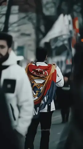 🎬✨ Cahaya stadion, sorak para Madridista, dan kebanggaan yang tak tergantikan. Inilah momen cinematik fans Real Madrid — penuh emosi, keanggunan, dan sejarah 💫 Bukan sekadar klub, tapi simbol kejayaan dan mental juara sejati. 🤍👑 #RealMadrid #HalaMadrid #Madridista #FootballCinematic #FYP