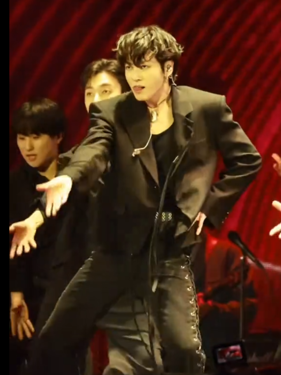 JUNGKOOK at #runseokjineptour & JISOO at #blackpinkdeadlineworldtour  #fakesituation⚠️ #jisoo #jungkook 