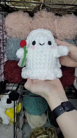 Happy Halloween from #PeekaboopalsGhostie 👻🔪 Pattern available on my website, Ravelry and Etsy  Tags #crochetghost #halloweencrochet #reversiblecrochet #reversibleghost 