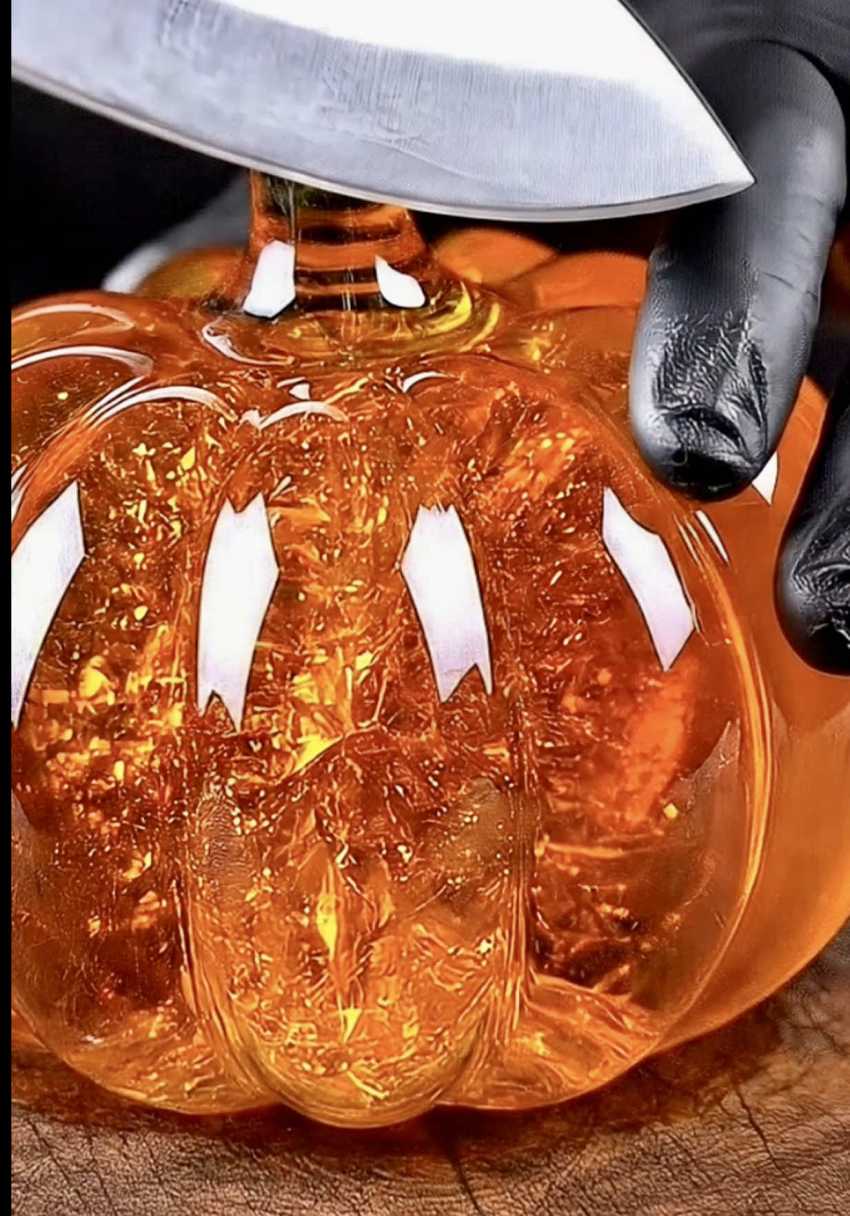 Happy Halloween 🎃 What SPOOKED me today was the amount of attempts it took to get the perfect glass pumpkin video 🫣 Enjoy 👻 #asmr #pumpkin #halloween #halloween2025 #glasscutting         