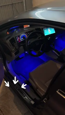 Neon fica lindo demais dentro do carro!