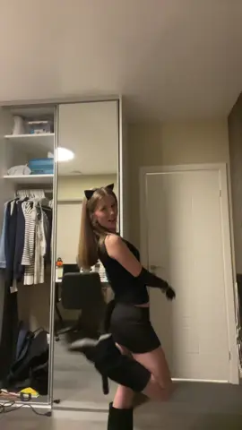 Name something that’s sexy when it’s in black♥️ #elskerminepiger♥️ #halloween #blowthisup? #fyp 