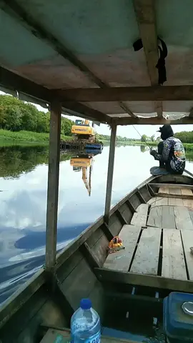 #detik-detik operator alat berat ada peluang untuk mancing kerja itu belakangan 👍👍