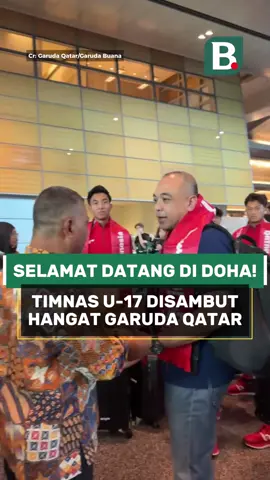 Hangatnya sambutan di tanah Qatar 🇶🇦✨ Rombongan Timnas Indonesia U-17 tiba di Hamad International Airport untuk mengikuti Piala Dunia U-17 2025. Turut hadir Dubes RI untuk Qatar, Ridwan Hassan, yang memberikan souvenir selamat datang kepada Manajer Tim, Ahmed Zaki Iskandar 🤝 💬 Yuk, kirim semangat terbaikmu untuk Garuda Muda di kolom komentar! ❤️🔥 (Video by Garuda Qatar/Garuda Buana) #GarudaMuda #TimnasU17 #PialaDuniaU17 #Bolanet #bldhen