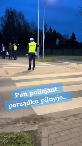 Szczecineccy policjanci kierują ruchem przy cmentarzu. #szczecinek #iszczecinek #policja #cmentarz #wszystkichświętych 