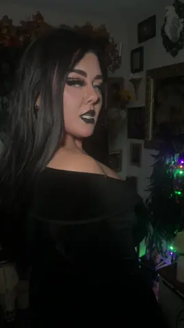 I’ll come for you 😉 #halloween #halloweencostume #morticiaaddams #thick #thickerthanasnicker 