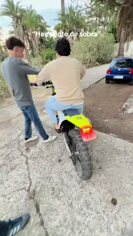 Borjita de Icade se cae de moto.  #lenteja #foryoupagе #moto #caida #risa @Jorge 