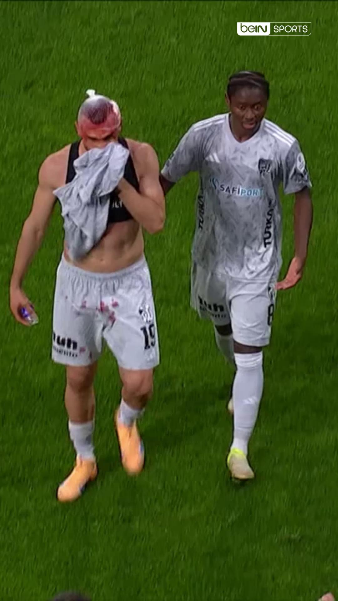 👏 İlk yarıda yaşadığı çarpışmaya rağmen oyuna devam eden ve birkaç kez formasını değiştirmek zorunda kalan Serdar Dursun, oyundan çıkarken alkışlandı. #BFKvKOC #beINSPORTS