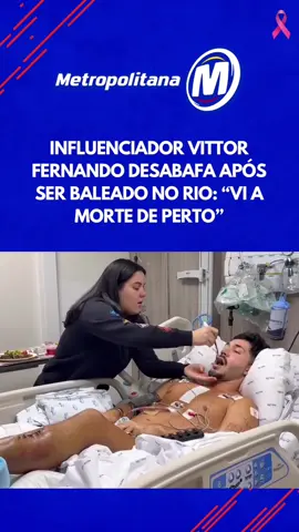 O influenciador Vittor Fernando usou as redes sociais para relatar o momento em que foi baleado no Rio de Janeiro. Em uma publicação emocionante, ele contou que sobreviveu após ser atingido por uma bala que atingiu o peito e estilhaçou próximo ao coração, além de um tiro na perna. O amigo Gabriel, que estava com ele, também foi ferido no braço. “Nunca vivi dias tão assustadores… vi a morte de perto, bem perto mesmo”, escreveu. O carro em que estavam foi atingido por mais de 13 tiros e ficou destruído. Vittor afirmou que agora acredita em milagres após receber a notícia de que deixará a UTI.  ➡️ Confira mais detalhes e outras notícias clicando no link do nosso site na bio! #tiktoknoticias #entretênews 