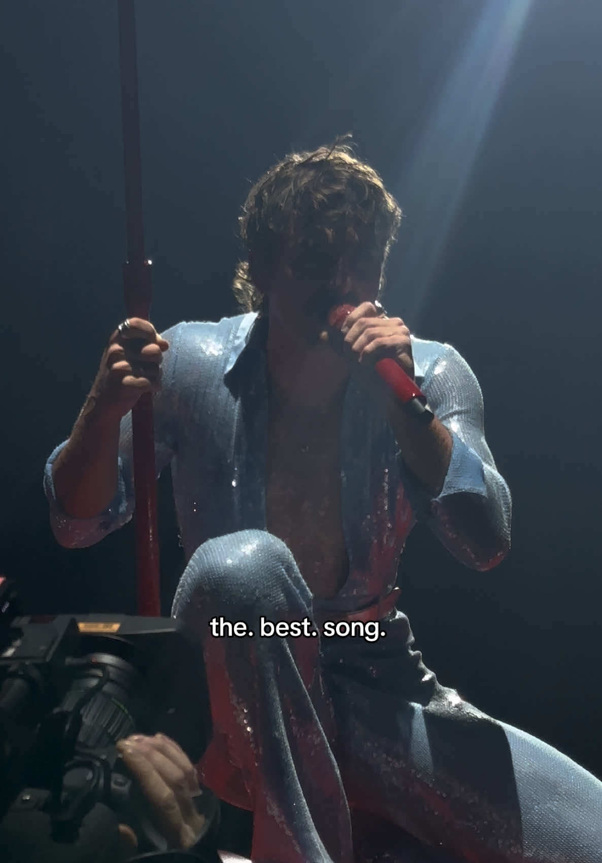 one of the best songs and best parts of the song xoxo @Benson  #bensonboone #americanheartworldtour #bennyboone #maninme #bensonbooneconcert 