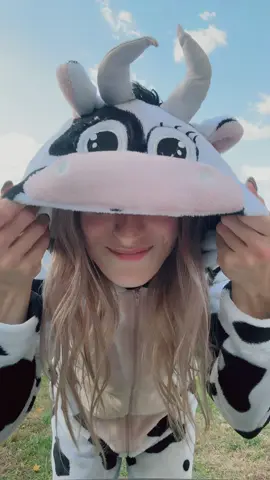 Please don’t kill me Mr. Ghost face #happyhalloween #halloweencostume #cow #ghostface 