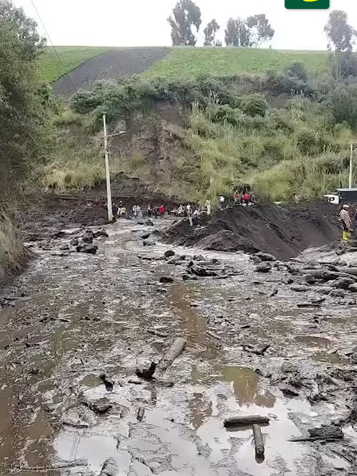 [ATENCIÓN] #MoronaSantiago: ciudadanía reporta la mañana de este viernes 31 de octubre que la vía Macas Riobamba se encuentra cerrada desde la noche de ayer, debido a un nuevo deslizamiento registrado en el sector Gualiñac, en la provincia de Chimborazo ⚠️ Durante varias horas una gran cantidad de vehículos y usuarios de la vía están a la espera de que pueda ser habilitado el tránsito. #ecuador #noticias #amazonia #moronasantiago #chimborazo_ecuador