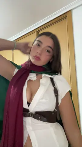 Ella en el top 1 de migajeras, pero yo en el top 2 🧣 #snk #mikasa #dvalentino #disfraz #AttackOnTitan 