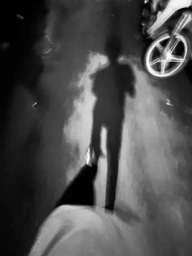 Tương lai của anh không biết đi đâu về đâu nữa, sợ sau này cưới em về không lo cho em đc nữa, thanh xuân của em cũng đâu có dài đâu…