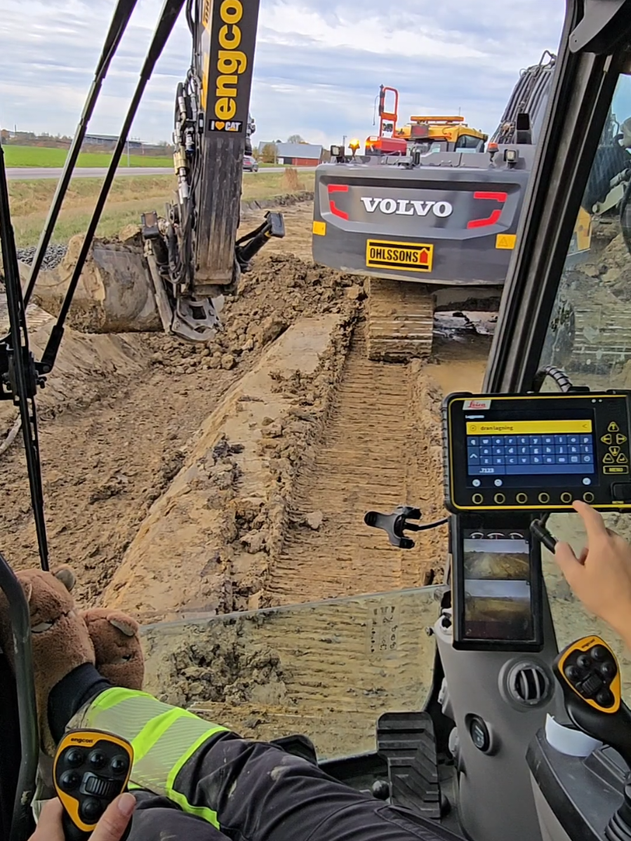 Underbar dag med en massa att göra! kan väl försöka hålla helg nu med ett gott samvete 👌 #grävmaskin  #reels  #engcon  #operator  #leicageosystems 