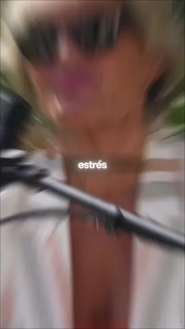 ❌️Los problemas surgen del exceso.  Si estás bien , buena energía , fuerte y san@ no es pecado salirse ocasionalmente. Es diferente si quieres recuperar tu equilibrio perdido. No hay demonizar los alimentos, pero muchos de los síntomas que atribuimos al “paso del tiempo” son, en realidad, señales de inflamación crónica y desequilibrio interno. Estrés, ultraprocesados, alcohol o café en exceso pueden alterar tu microbiota intestinal, acelerar la pérdida de colágeno y aumentar la retención e hinchazón. En la menopausia, estos hábitos multiplican los efectos visibles: arrugas, flacidez, picor o deshidratación. Tu piel no solo refleja lo que aplicas sobre ella, sino también lo que comes, lo que sientes y cómo gestionas tu energía. La verdadera belleza empieza por dentro. 💚 #pielsaludable  #nutricionsaludable  #envejecimiento #salud  #saludintestinal 