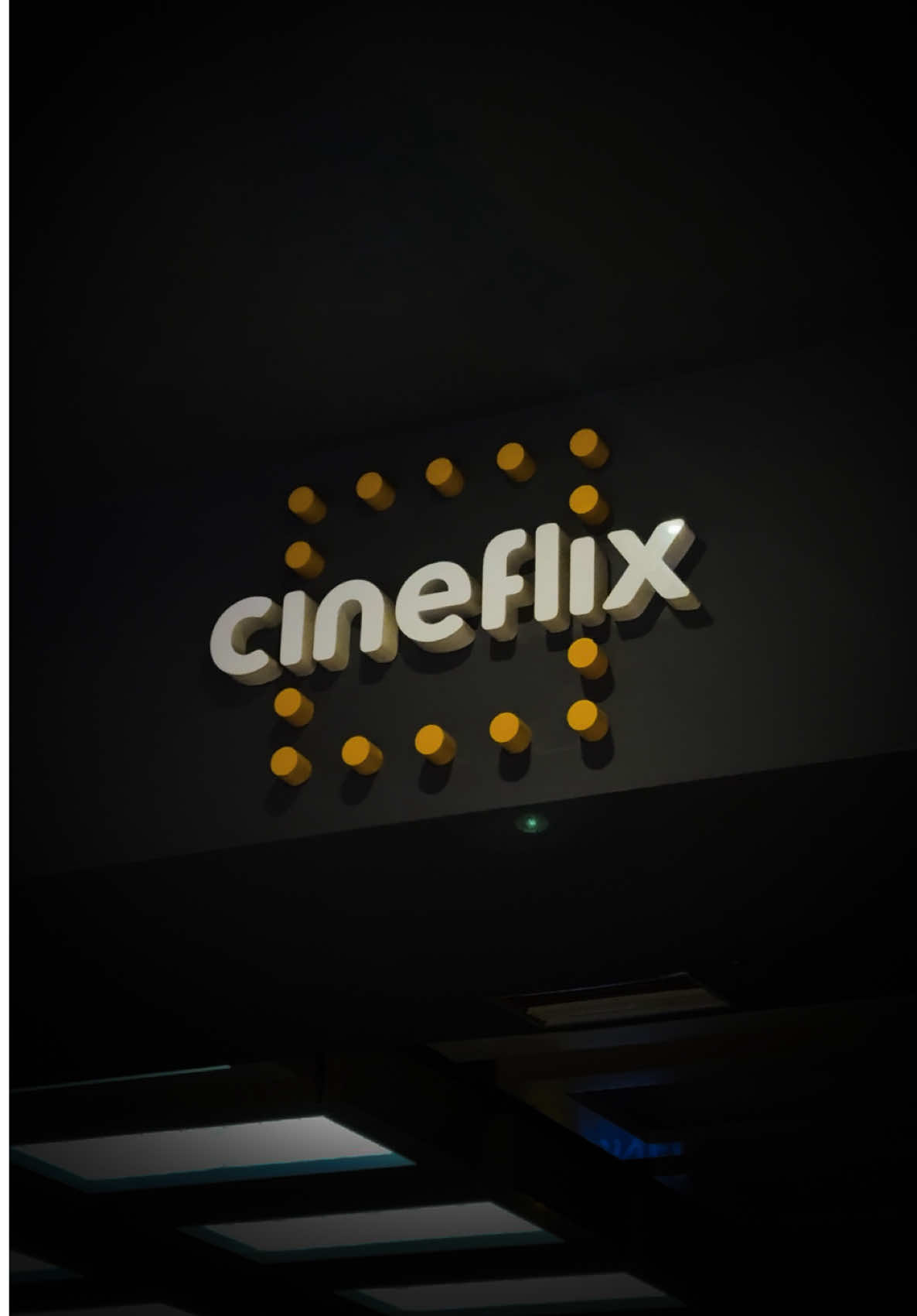 Entre o mundo dos vivos e dos mortos… um par de ingressos do Cineflix está escondido aos arredores do Cineflix. 💀🎬 Quem será o sortudo que vai encontrar primeiro? Corra para participar! Encontrou o envelope? retire seu par de ingressos no Balcão de Informações, Piso L1. 