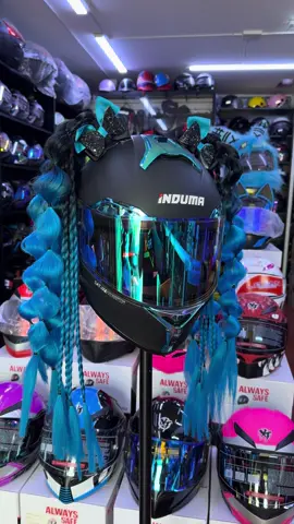 💙✨ ¡Dale estilo a tu seguridad! No es solo un casco… ¡es tu toque de personalidad! 🔥 Casco con trenza azul brillante, moderno, cómodo y con diseño aerodinámico. Perfecto para quienes quieren destacar en la pista o en la ciudad. 🏍️💨 ✔️ Protección y diseño en uno ✔️ Trenza fácil de colocar y resistente ✔️ Disponible en varios colores 💬 ¿Qué color usarías tú? 👇 Comenta 💙 si te gusta este estilo.  Ven y visítanos en #MOTOMAR  📍Av 22 de Agosto 1066 Santa Luzmila-Comas 🇵🇪 #CascoConEstilo #TrenzaAzul #Motogirl #Motolovers      