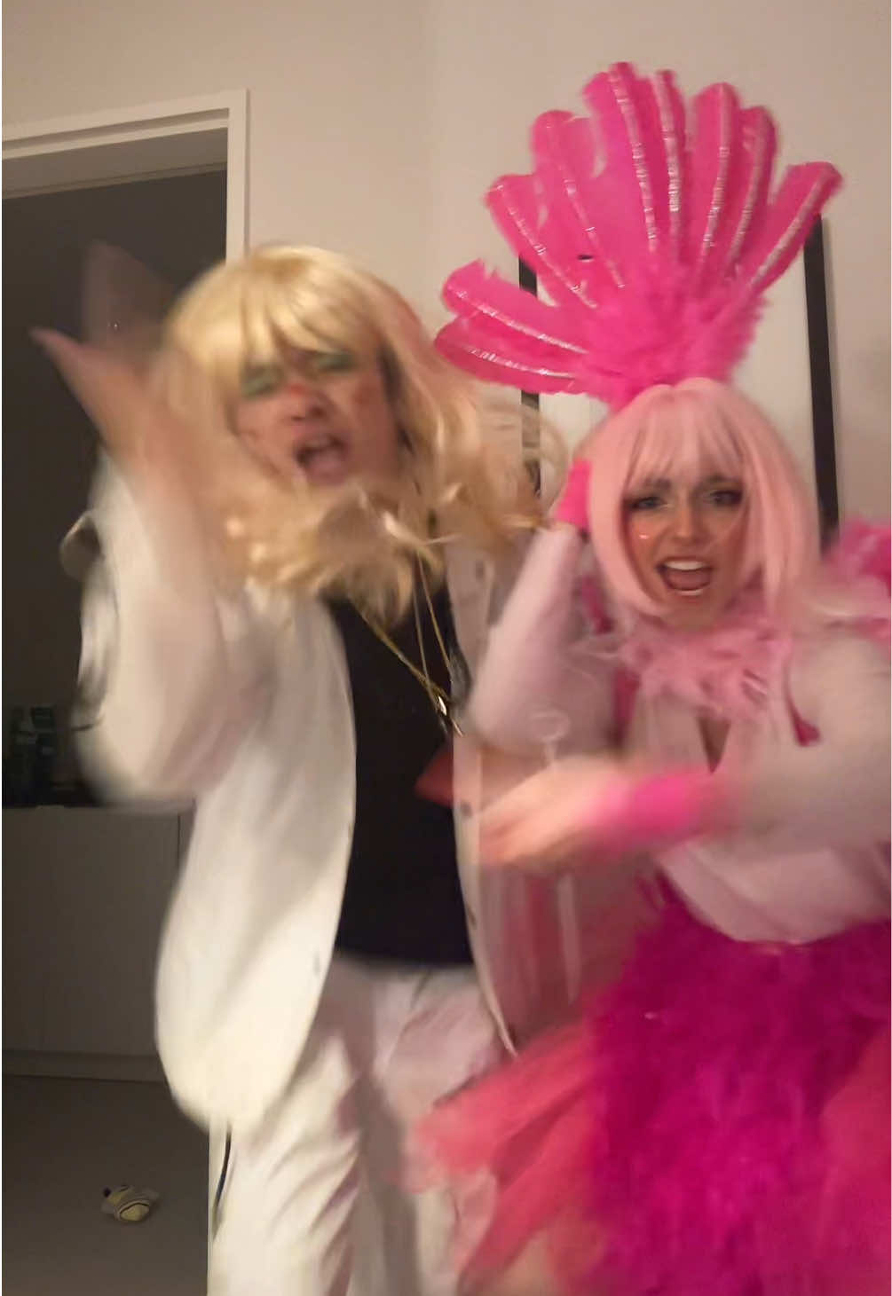 mama a pink bird behind u