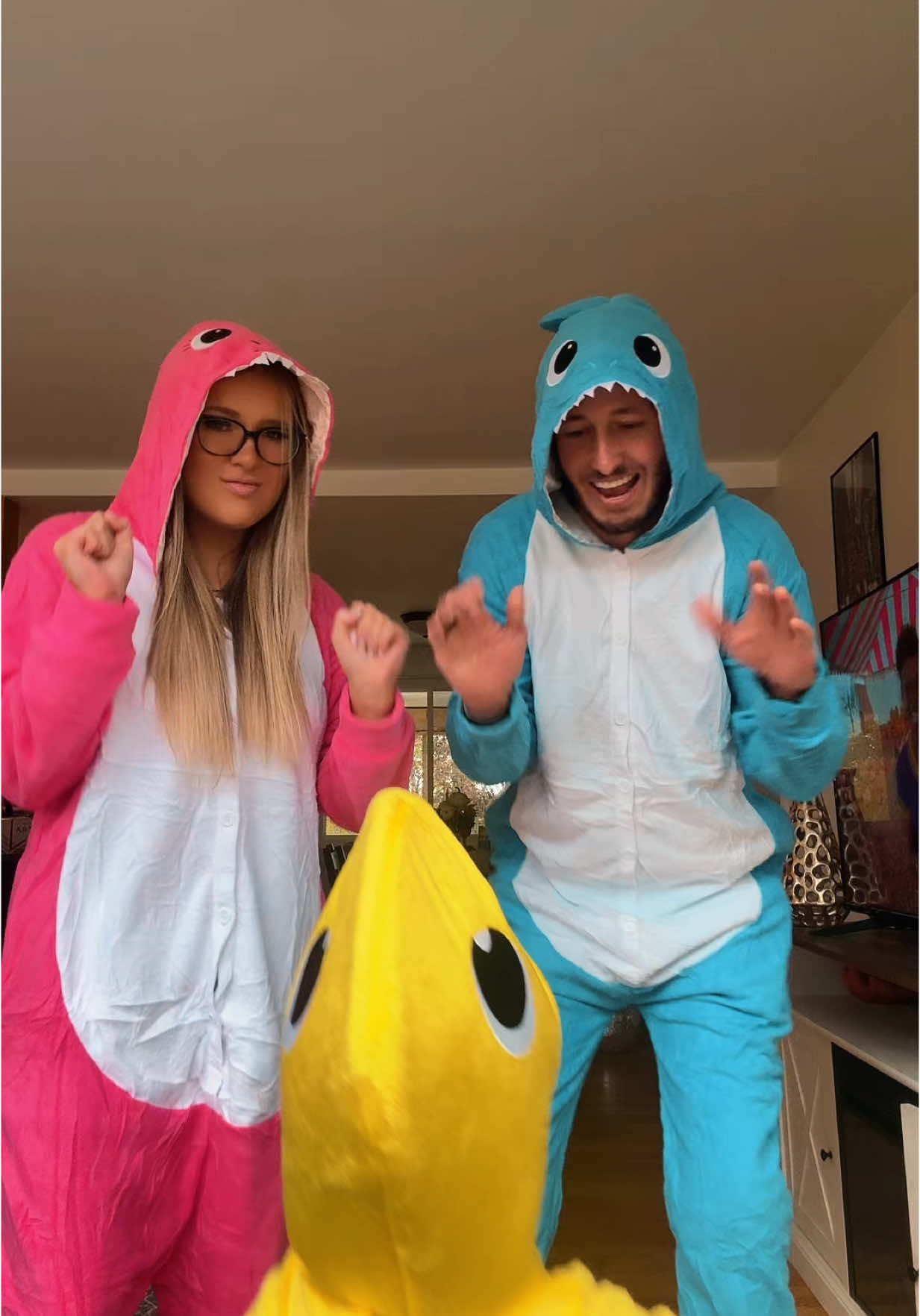 HAPPY HALLOWEEN 💛💙💗 #happyhalloween #halloweencostume #familycostume #fypシ 