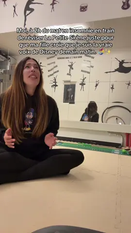 J’ai vraiment une voix faite pour les Disney, c’est inné chez moi Je vais tellement pouvoir la faire rêver… Maman trop cool qui connaît tous les Disney par cœur 🧜‍♀️✨ J’ai hâte de voir ses yeux quand elle va m’entendre chanter. 💕