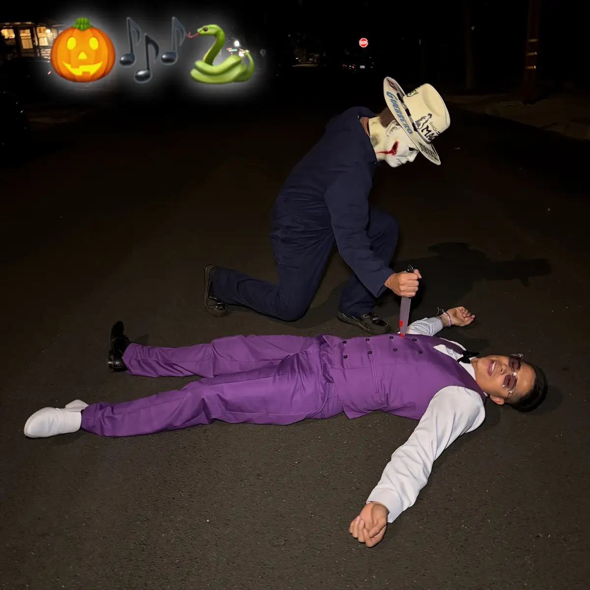 @SANDO @Banda Machos.  #halloween #fakeknife #fakeblood 