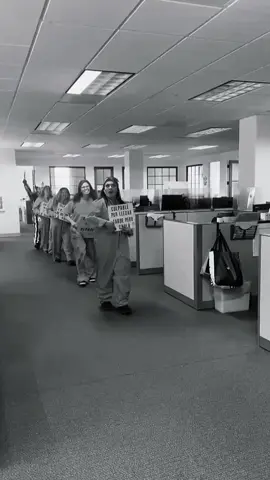 #funnyvideos #leanlikeacholo #orangeisthenewblack #halloween #coworkers @claudrosales @mimiforeverlovesyou0 @SugeiC.80 