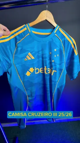 💙 A nova terceira camisa do Cruzeiro 25/26 chegou na EJR Imports! 💙 Um manto que representa tradição, glória e o futuro da Raposa. 🐺✨ Com design moderno, detalhes elegantes e tecido de alta performance, essa camisa é perfeita tanto pra torcer no Mineirão quanto pra usar no dia a dia com muito estilo. 👕⚡ 🔥 Qualidade 1.1 premium, igualzinha à dos jogadores! Mostre seu amor pelo Cruzeiro e vista a história de um dos maiores clubes do Brasil. 🇧🇷💪 💥 Disponível agora na EJR Imports  📩 pedidos via no direct 👉 @ejr.imports7. Corra para garantir o seu manto! 🔥💛💙 #viral #fypシ゚viral #fyp #shirt #football 