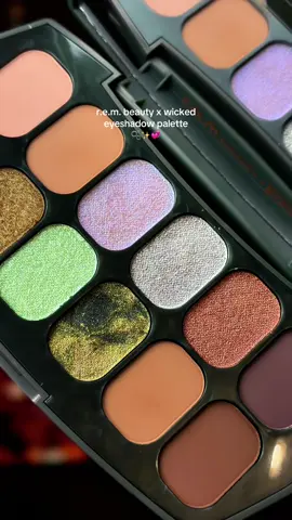 Stunning. 💚 @r.e.m. beauty #rembeauty #rembeautyxwicked #eyeshadowpalette #tiktokshopblackfriday #tiktokshopcreatorpicks  