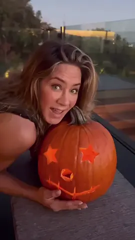 jen aniston pumpkin carving 🎃 #jenniferaniston #jenaniston #halloween #pumpkinseason 