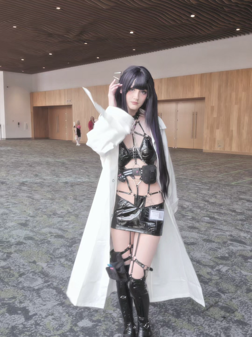 more kumoricon postinggg 🖤 dont look at my droopy socks #nikkecosplay #miharacosplay #starfire #fyp #kumoricon2025 